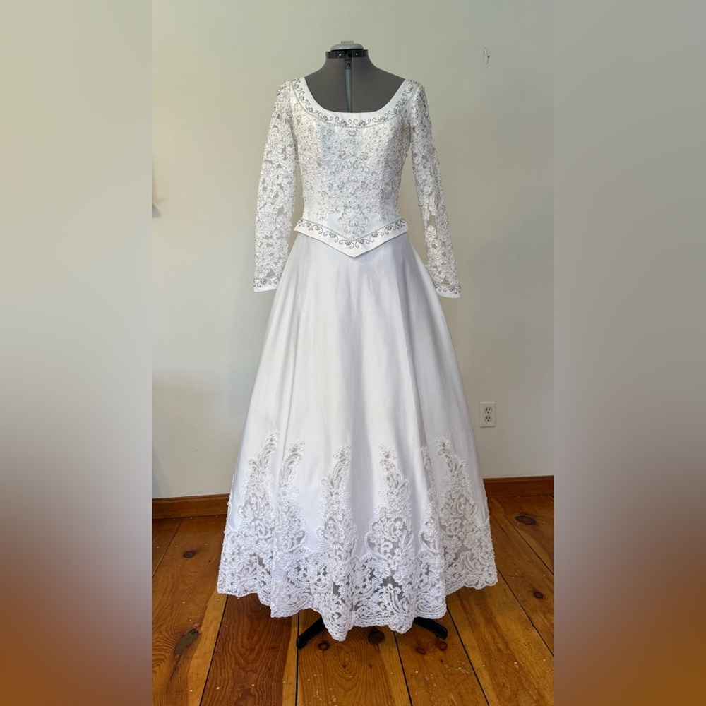 Vintage Elegant White Lace Long Sleeved Wedding Dress